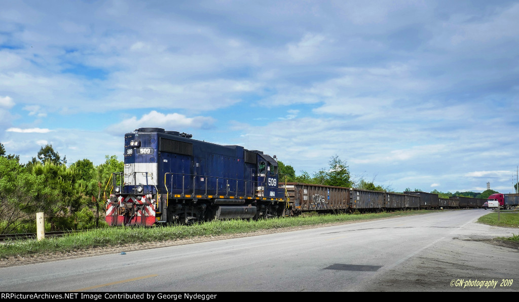 MNA 509 switching cars at a scrap metal place